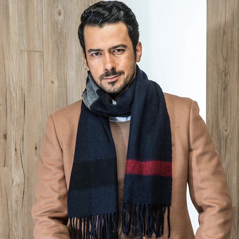 Echarpe Laine à Carreaux Homme portée autour du cou - Gris et Marine - Beige et Marine - Gris et Brun - Gris et Rouge - Beige et Rouge - Gris et Bleu - Gris Foncé - Violet et Noir - Bordeaux et Gris Clair - Marron et Bleu - Gris Clair et Noir - Gris Foncé et Gris Clair - Marron et Violet - Beige et Noir - Gris et Noir - Bleu et Rouge - Bordeaux et Gris Foncé - Bordeaux et Rose