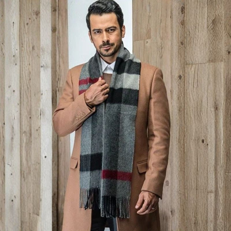 Echarpe Laine à Carreaux Homme portée autour du cou - Gris et Marine - Beige et Marine - Gris et Brun - Gris et Rouge - Beige et Rouge - Gris et Bleu - Gris Foncé - Violet et Noir - Bordeaux et Gris Clair - Marron et Bleu - Gris Clair et Noir - Gris Foncé et Gris Clair - Marron et Violet - Beige et Noir - Gris et Noir - Bleu et Rouge - Bordeaux et Gris Foncé - Bordeaux et Rose
