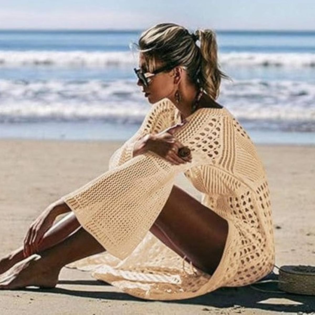 Robe Crochet de Plage Maxi Ajourée portée sur la plage - Noir - Beige - Blanc