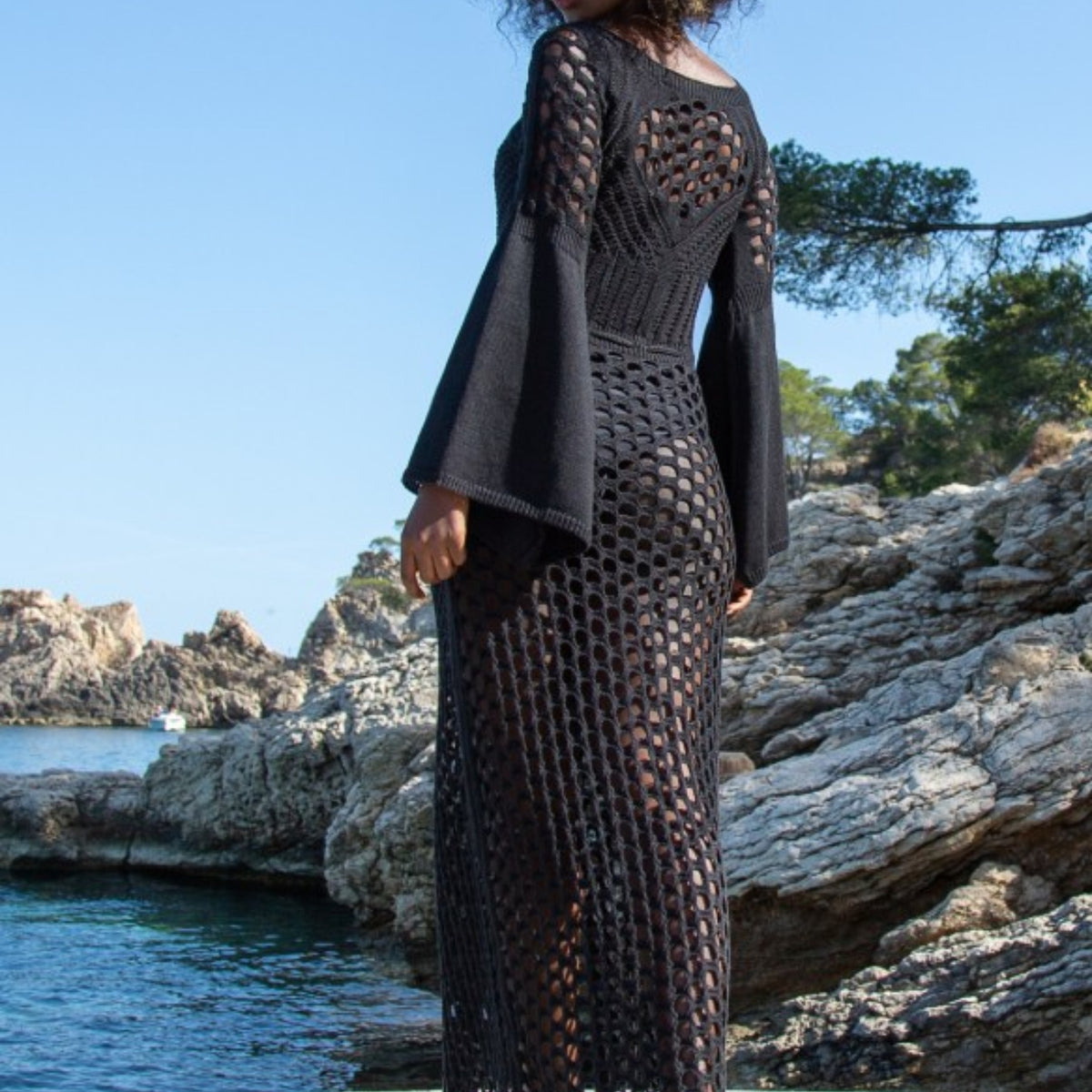 Robe Crochet de Plage Maxi Ajourée portée en extérieur - Noir - Beige - Blanc