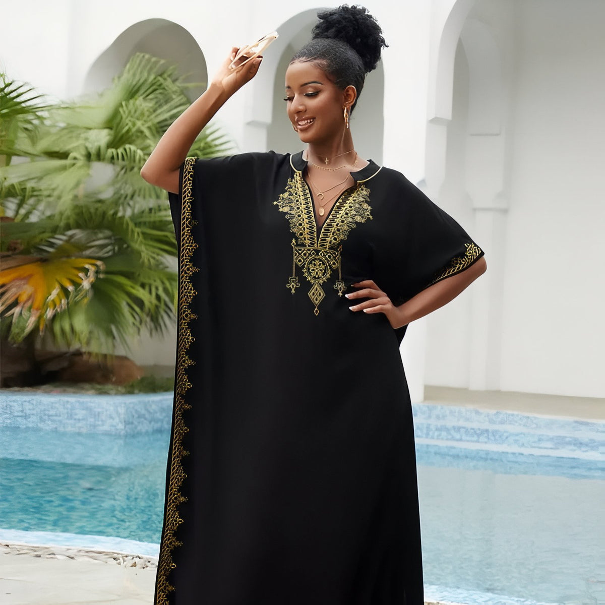 Paréo Caftan pour femme Style Oriental portée avec décorations - Blanc et Violet - Noir et Doré - Blanc Motifs Bleu et Marron - Noir et Doré 2 - Blanc et Bleu - Noir et Doré 3 - Bleu Azur - Noir et Doré 4 - Blanc et Doré - Noir et Doré 5 - Indigo - Noir et Doré 6