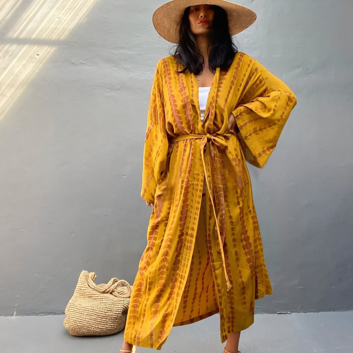 Kimono de Plage Tie and Dye Manches Longues portée avec chapeau - Jaune - Vert - Bleu Marine - Corail - Fuchsia - Lavande - Gris Anthracite - Beige - Noir - Vert Olive - Vert Emeraude - Rose Clair - Bleu Vif - Bleu Azur
