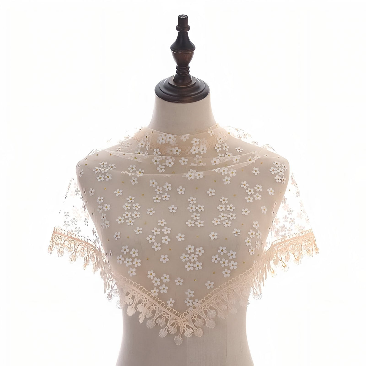 Foulard Triangle Dentelle portée sur mannequin - Beige Rosé - Bordeaux - Beige Clair - Blanc - Gris Clair - Corail - Noir - Fuchsia - Rose - Bleu Royal