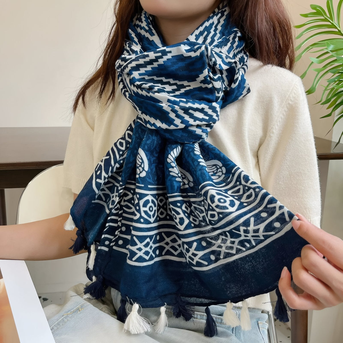 Grand Foulard Femme Bleu Marine et Blanc portée autour du cou - Bleu Marine Rayé - Bleu Nuit et Crème - Bleu Marine et Blanc - Bleu Cobalt - Bleu Sombre