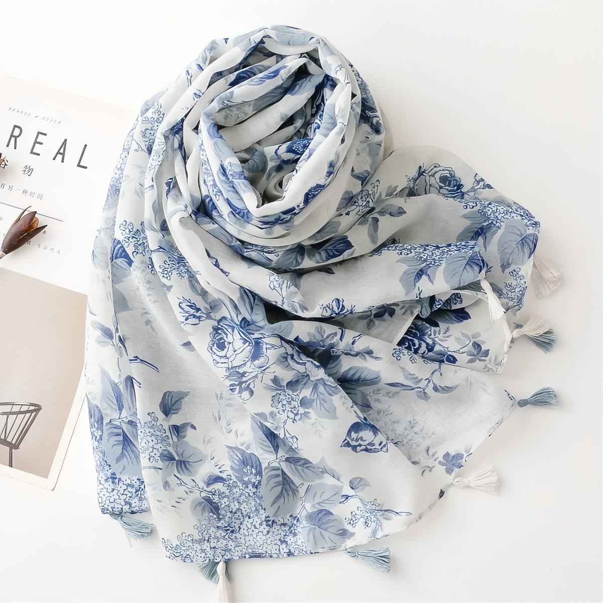 Chèche Bleu Fleuri gros plan motif fleuri - Bleu Ciel et Blanc Crème