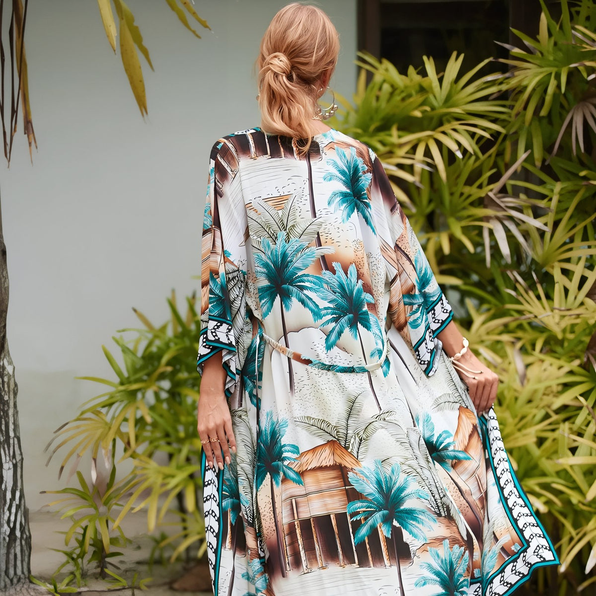 Kimono de Plage Coloré Inspiration Africaine mise en scène extérieure - Vert et Crème - Multicouleurs - Blanc et Coloré - Vert et Feuilles - Noir et Coloré