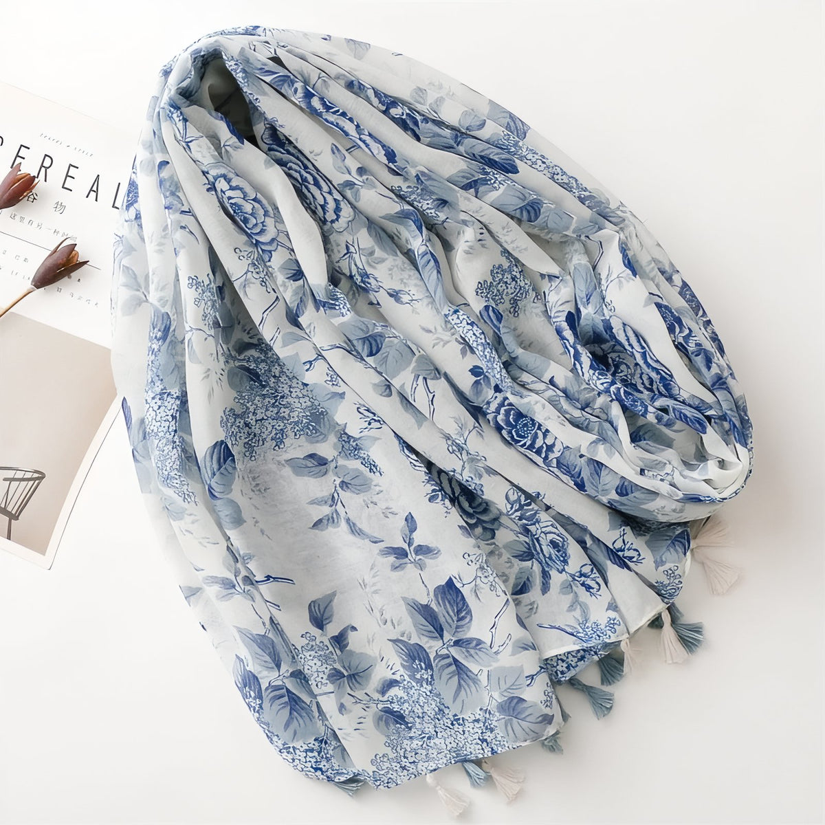 Chèche Bleu Fleuri gros plan motif fleuri - Bleu Ciel et Blanc Crème