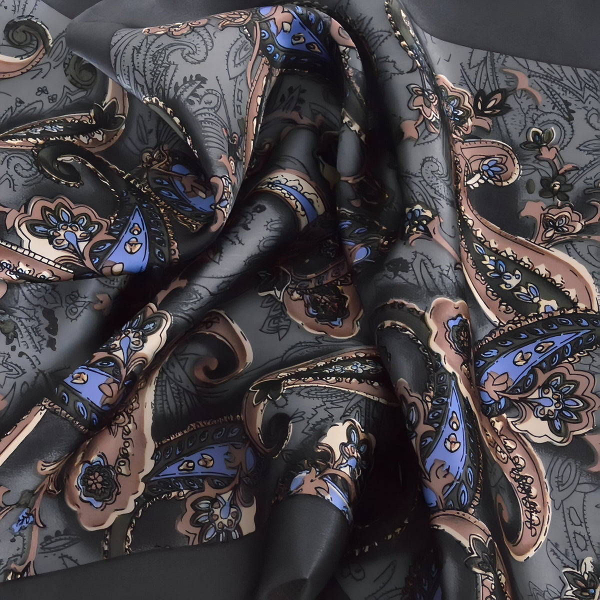 Foulard Homme Soie Luxe détail motif coloré - Bordeaux et Jaune - Bleu Marine et Rouge Cerise - Bleu Nuit et Jaune Moutarde - Noir et Orange - Bordeaux et Beige - Rouge et Noir - Bleu Royal et Doré - Rouge Foncé et Vert Émeraude - Noir et Rouge Cerise - Noir et Rouge Foncé - Bleu Marine et Doré - Marron et Jaune - Gris et Bleu Ciel