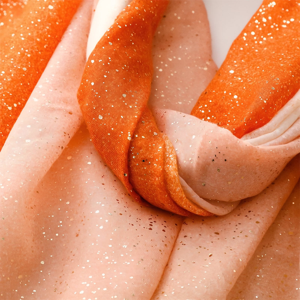 Foulard Paillettes Femme gros plan sur le tissu - Gris et Beige - Lavande et Rose - Rose et Pêche - Vert Émeraude et Vert Clair - Orange et Pêche - Bleu Ciel et Bleu Marine - Beige et Brun