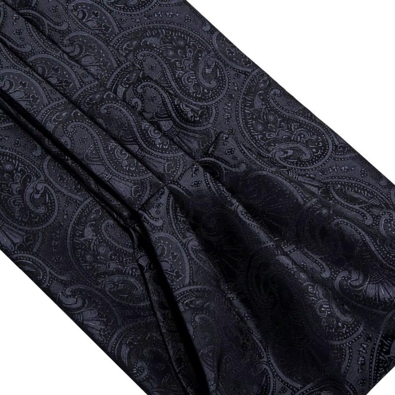 Ascot en Soie avec Boutons et Pochette gros plan motif paisley noir
