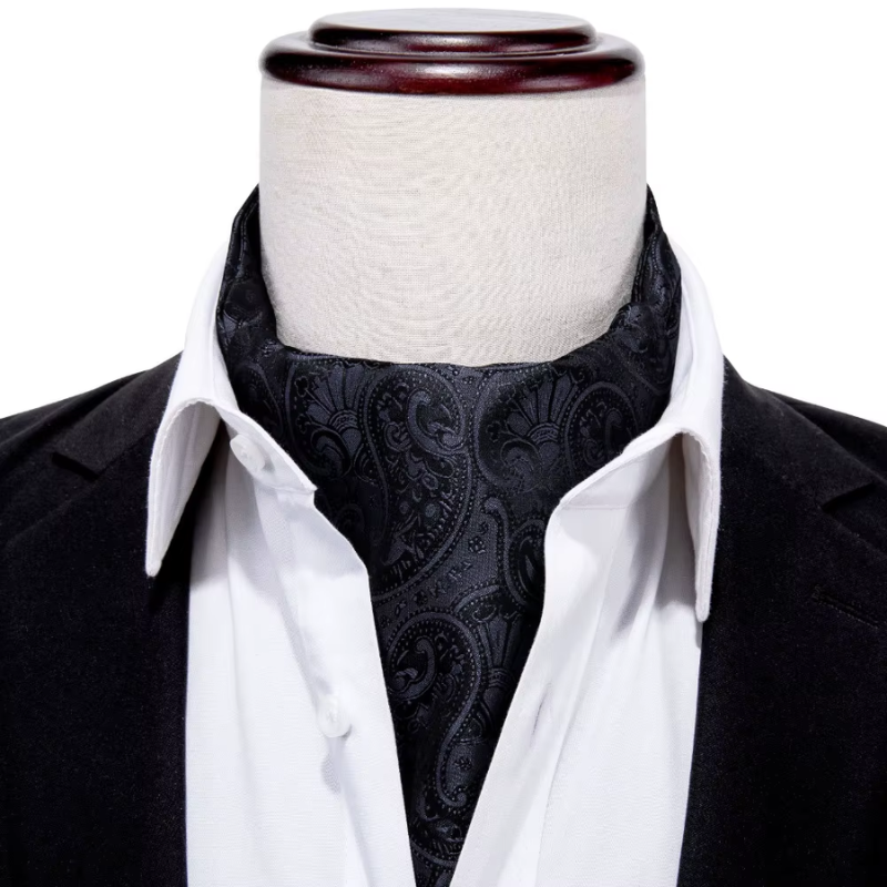 Ascot en Soie avec Boutons et Pochette noir porté