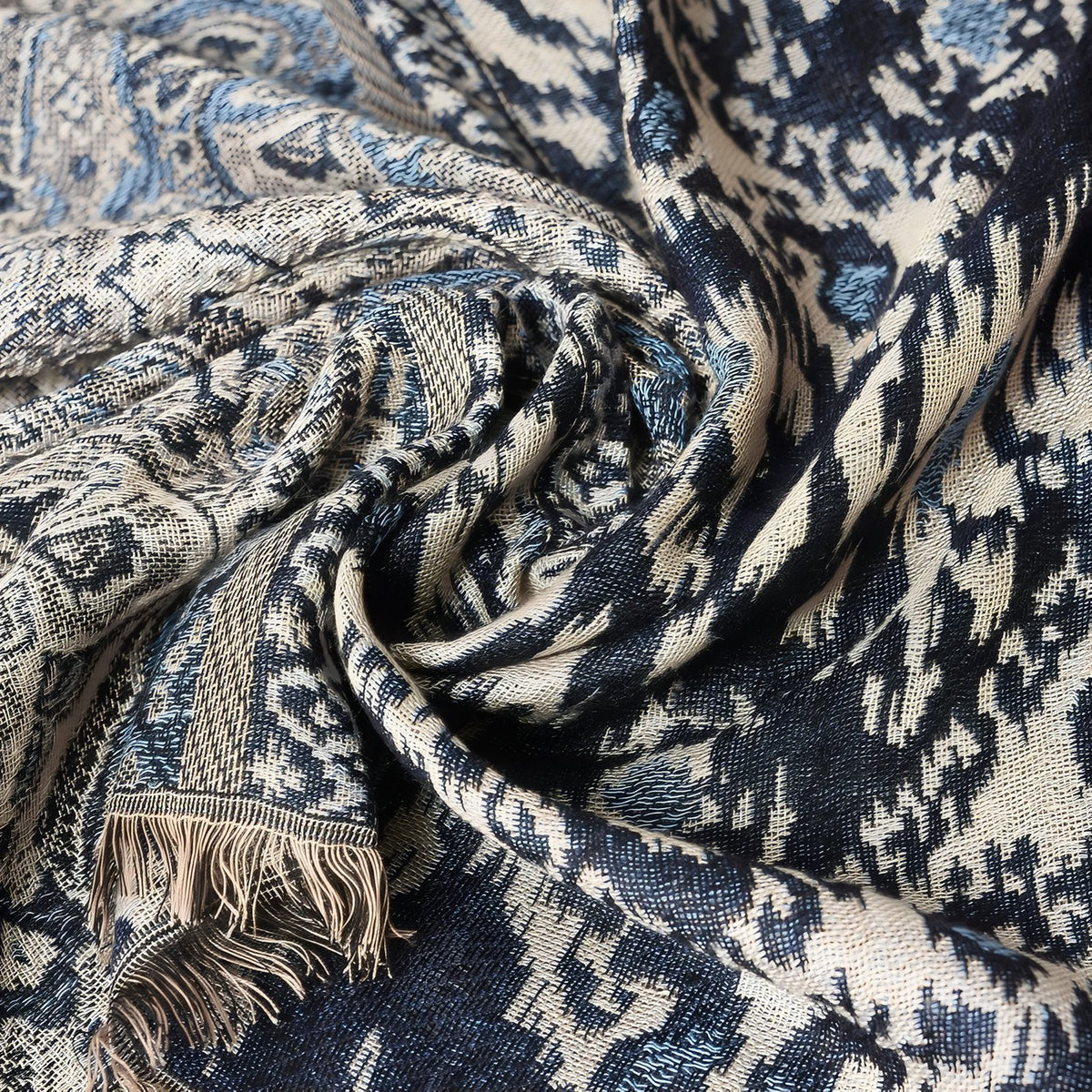 Chèche Motifs Ethniques Bleu Noir gros plan motif tissé - Beige et Marron - Bleu Marine et Gris Clair - Gris Foncé et Beige Clair