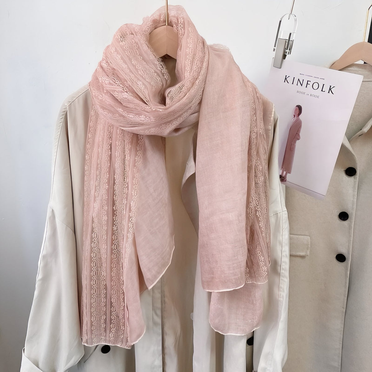 Chèche avec Dentelle portée sur un manteau - Beige Rosé - Violet Poudré - Bleu Ciel - Taupe - Gris Foncé - Beige