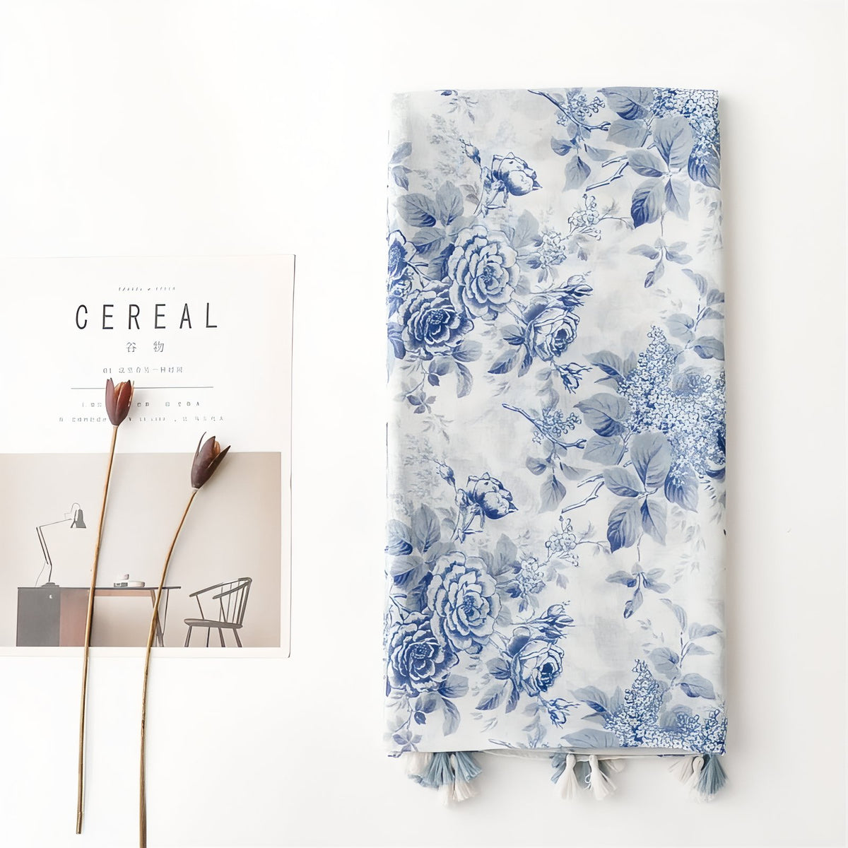 Chèche Bleu Fleuri mise en scène avec magazine - Bleu Ciel et Blanc Crème