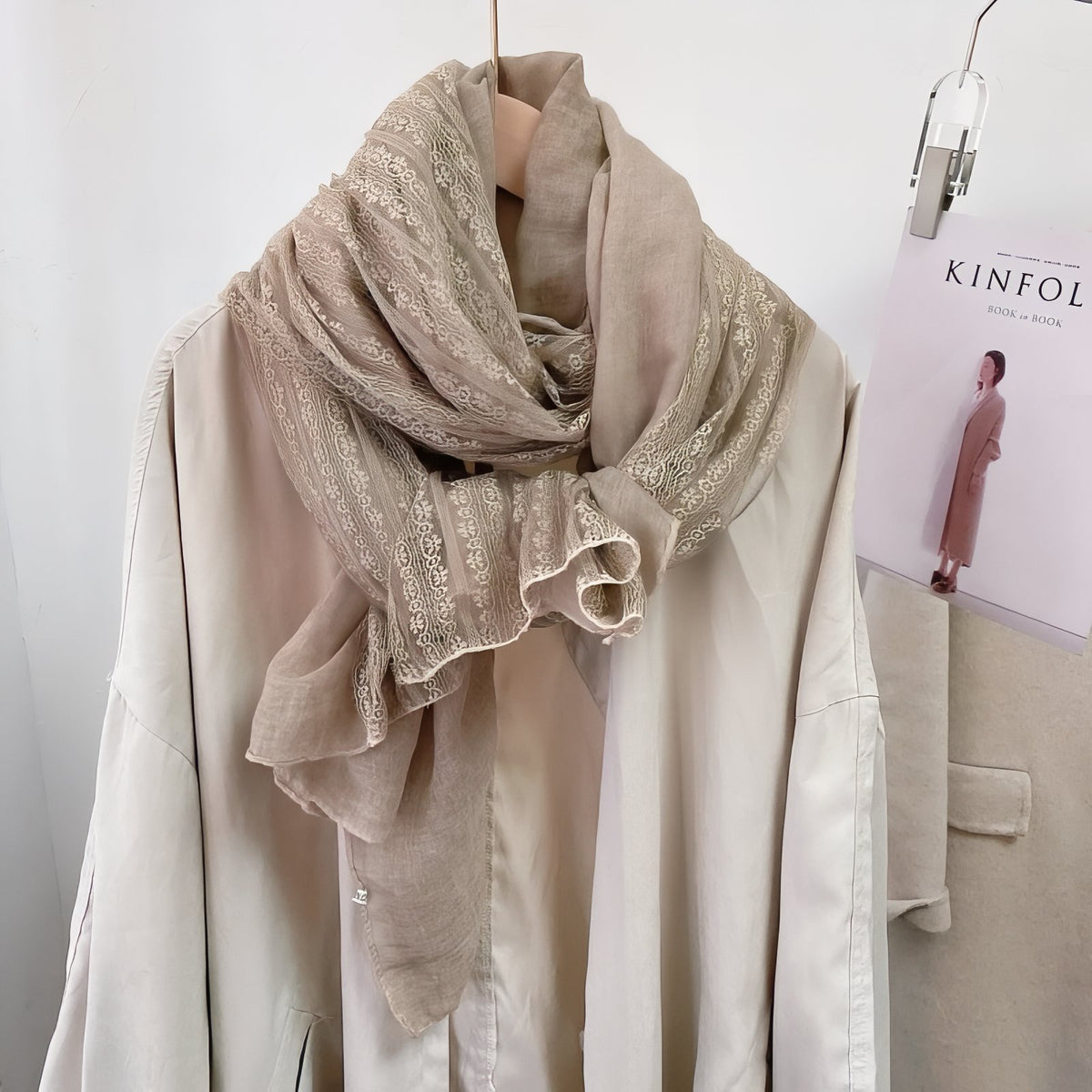 Chèche avec Dentelle portée autour du cou - Beige Rosé - Violet Poudré - Bleu Ciel - Taupe - Gris Foncé - Beige