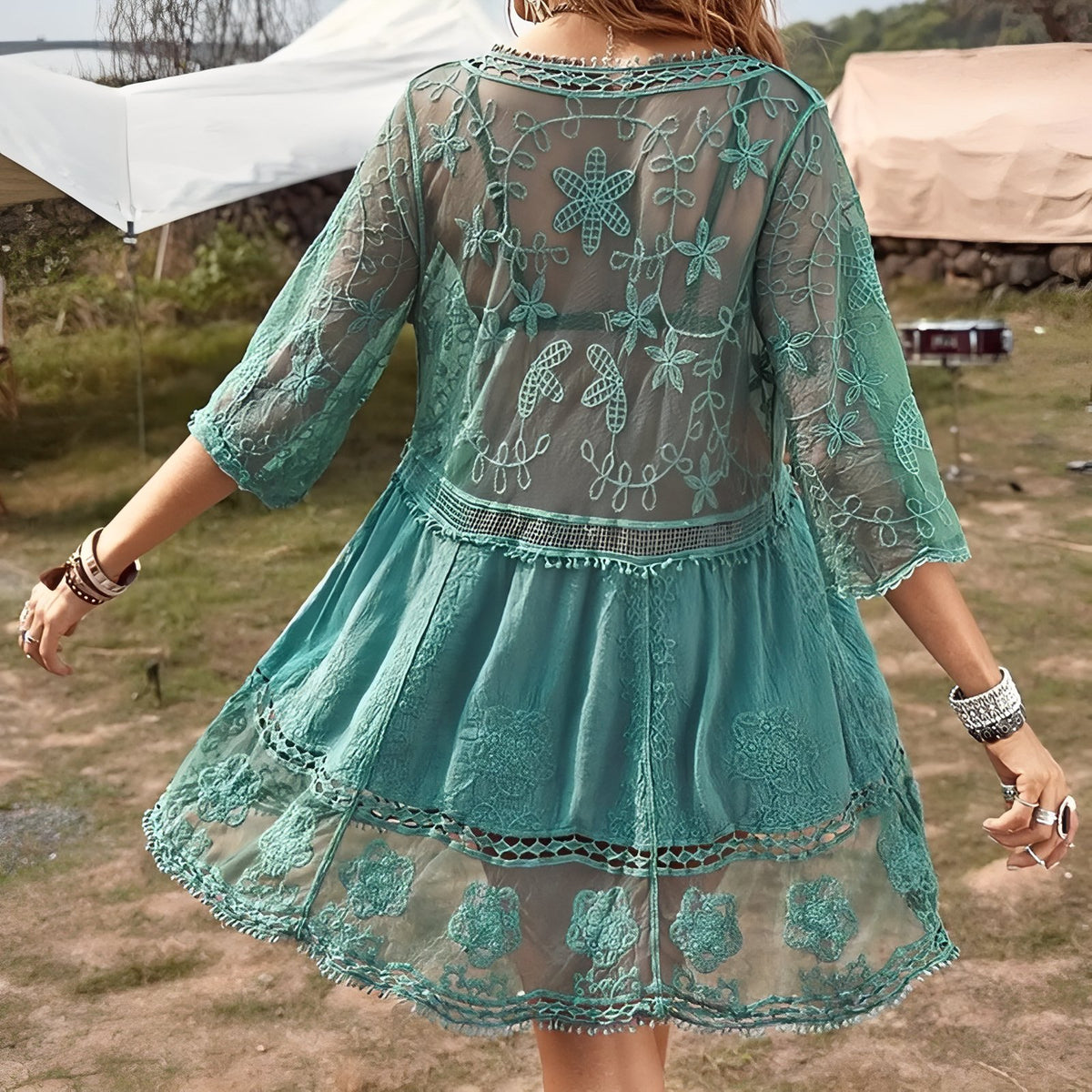 Robe de Plage Courte en Dentelle Col Plongeant portée de dos - Rouge Brique - Noir - Turquoise - Lavande - Blanc