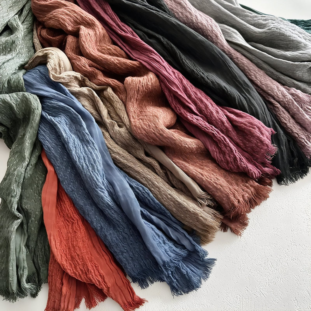 Chèche Coton Crêpé plusieurs écharpes alignées - Bleu Foncé - Beige Sable - Gris Clair - Mauve Doux - Anthracite et Charbon - Brique Rouillée - Marron Chocolat - Vert Sauge - Violet Poudré - Rose Poudré