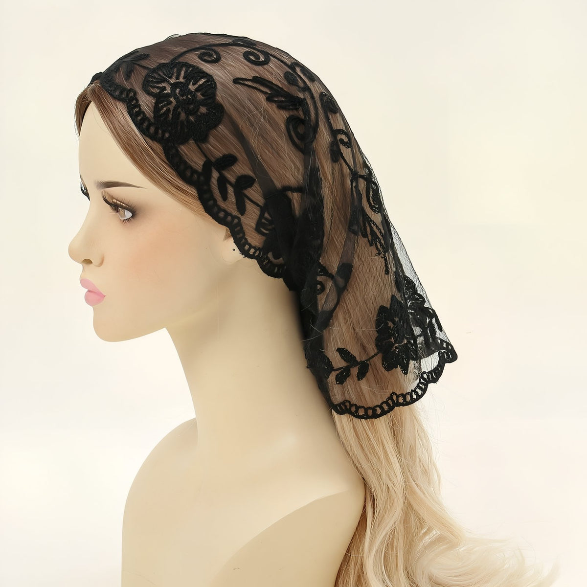 Bandana Dentelle portée sur mannequin - Beige Poudré - Noir - Blanc