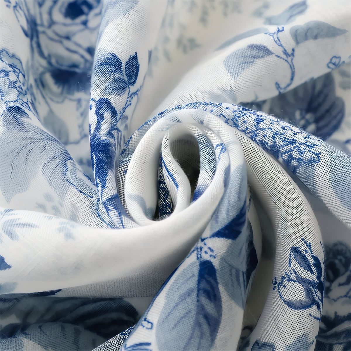 Chèche Bleu Fleuri gros plan tissu fleuri - Bleu Ciel et Blanc Crème