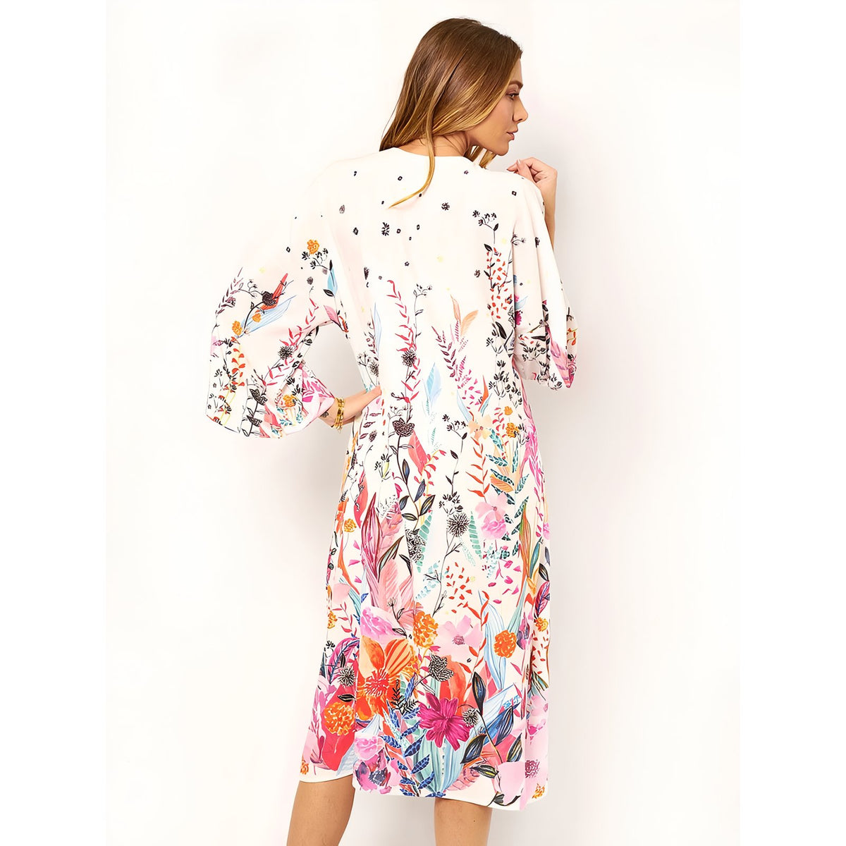 Kimono de Plage Couleur Printanière portée de dos - Blanc Fleuri