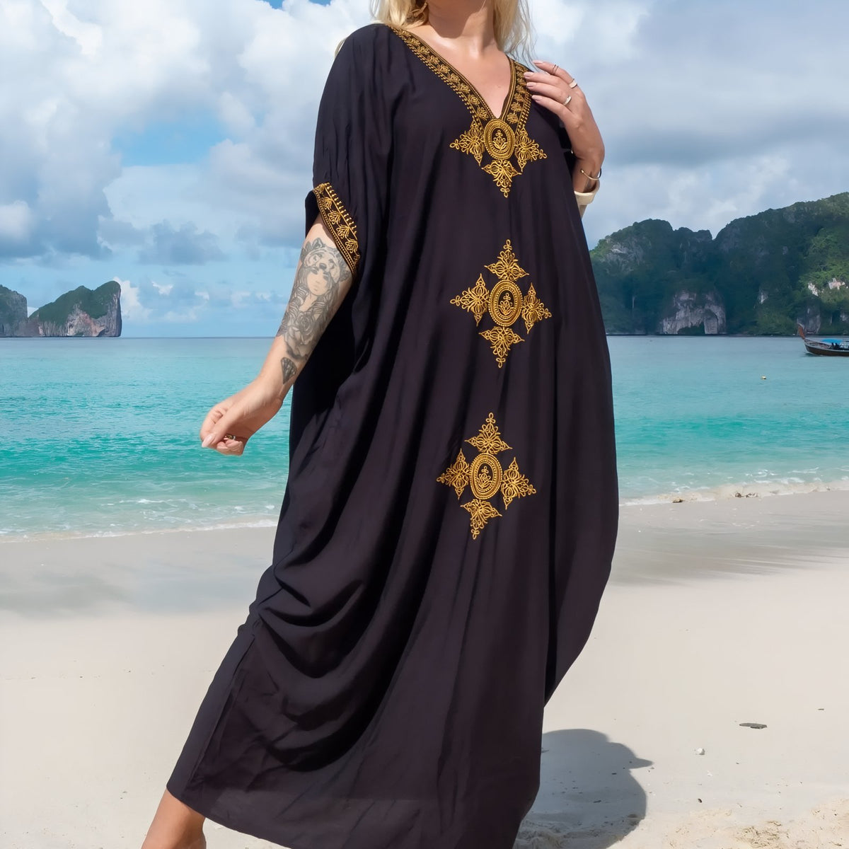 Longue Robe de Plage à Broderie Ethnique portée à la plage - Noir - Blanc