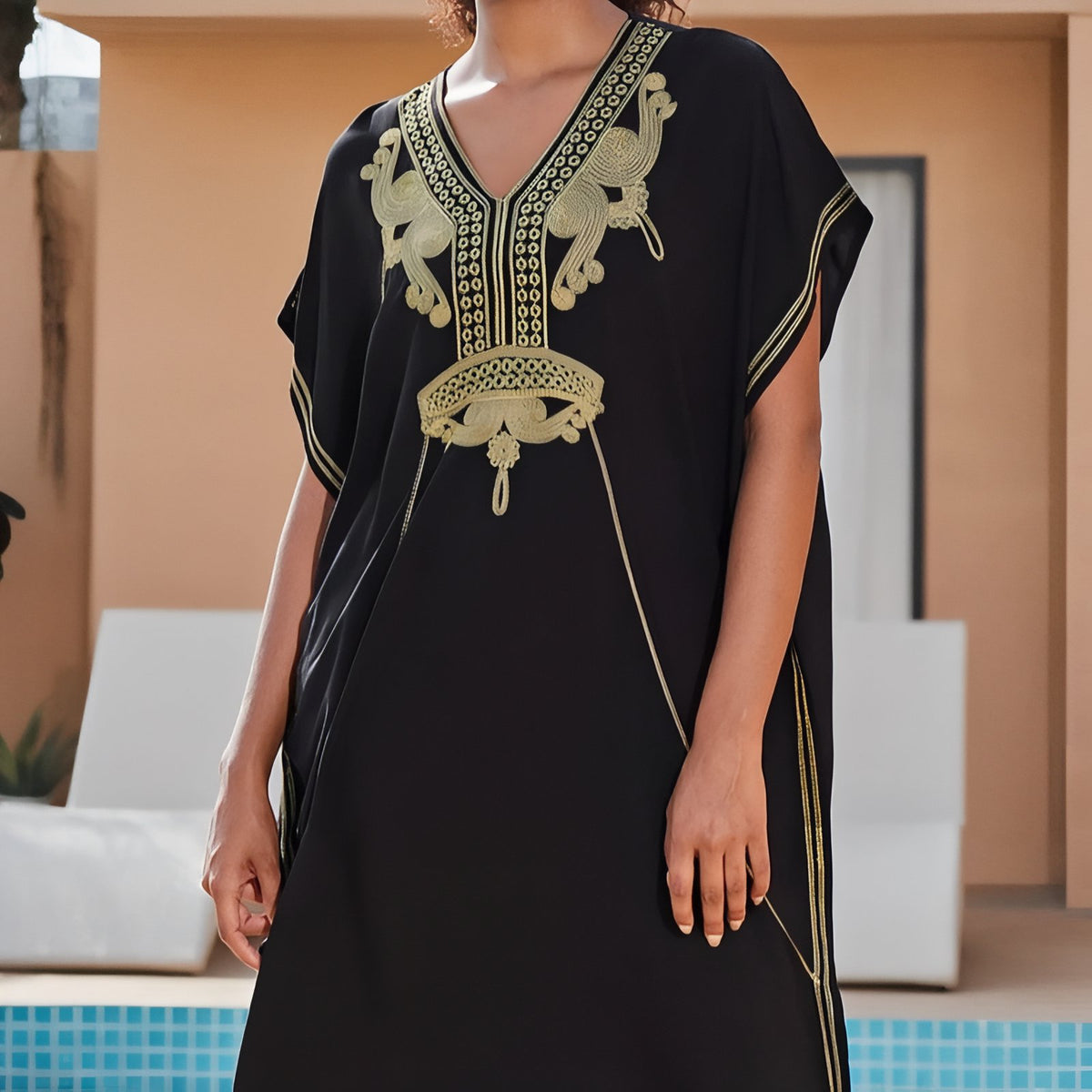 Paréo Caftan pour femme Style Oriental portée à la main - Blanc et Violet - Noir et Doré - Blanc Motifs Bleu et Marron - Noir et Doré 2 - Blanc et Bleu - Noir et Doré 3 - Bleu Azur - Noir et Doré 4 - Blanc et Doré - Noir et Doré 5 - Indigo - Noir et Doré 6