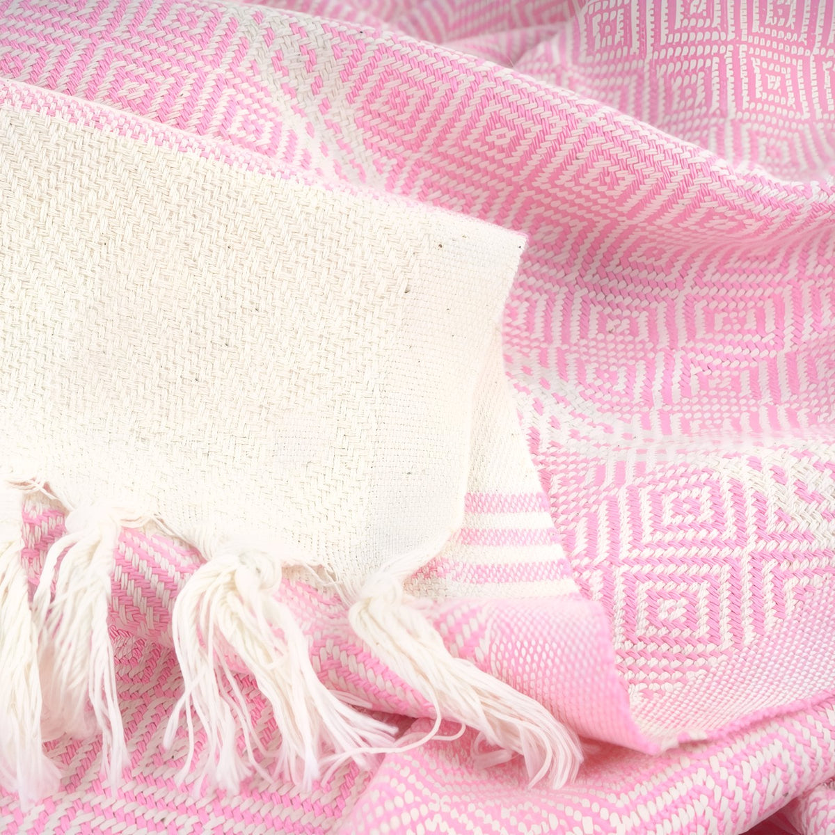 Fouta de Plage en Coton Coloré à Franges gros plan texture franges - Orange - Jaune - Rouge - Noir - Rose - Bleu Marine - Violet