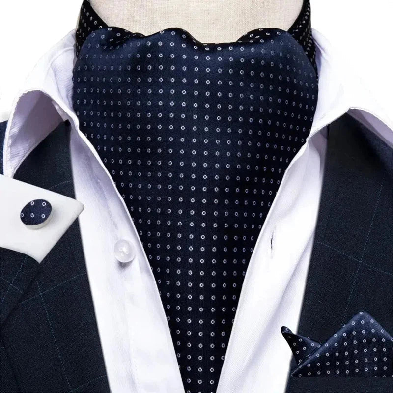 Cravate Ascot Bleu Marine et Blanc porté avec costume