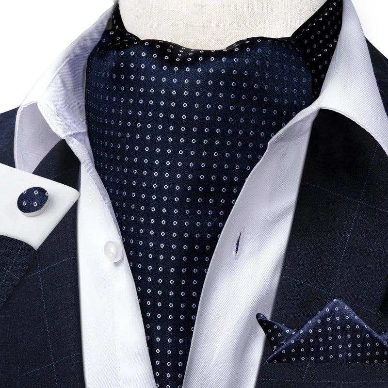 Cravate Ascot bleu marine à pois porté avec costume