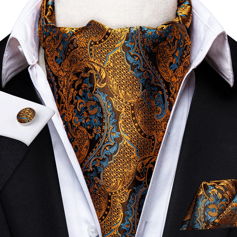 Cravate Ascot Soie Doré et Bleu porté avec costume
