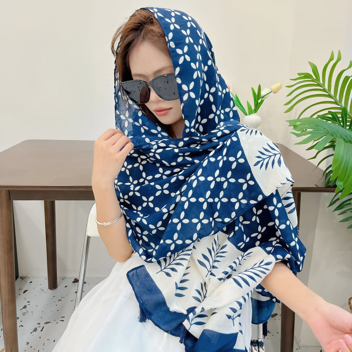 Grand Foulard Femme Bleu Marine et Blanc portée sur la tête - Bleu Marine Rayé - Bleu Nuit et Crème - Bleu Marine et Blanc - Bleu Cobalt - Bleu Sombre