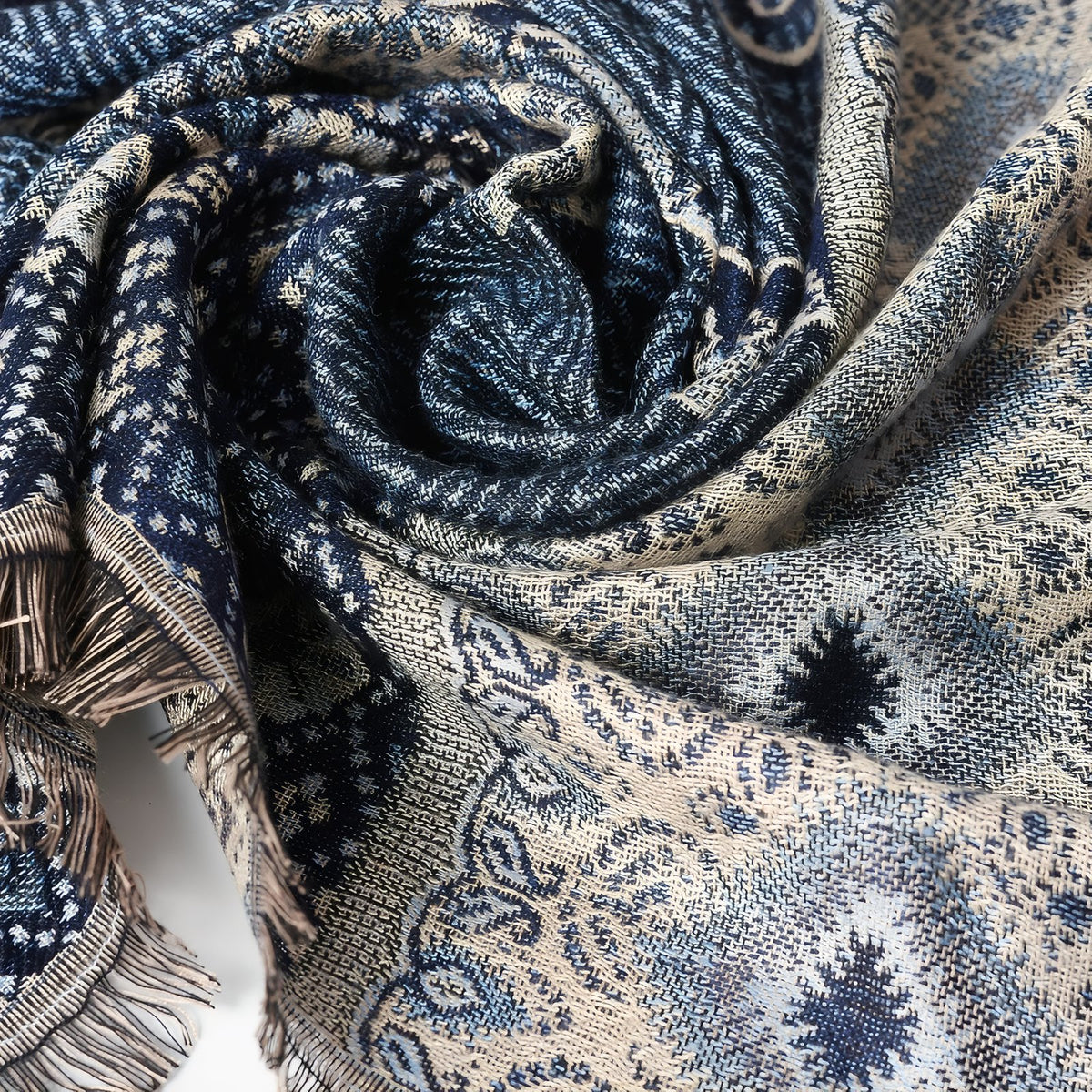 Chèche Motifs Ethniques Bleu Noir gros plan motif tissé - Beige et Marron - Bleu Marine et Gris Clair - Gris Foncé et Beige Clair