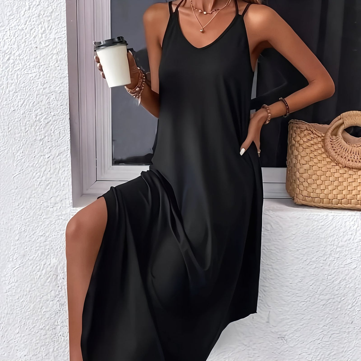 Robe de Plage Noire portée avec un gobelet - Noir
