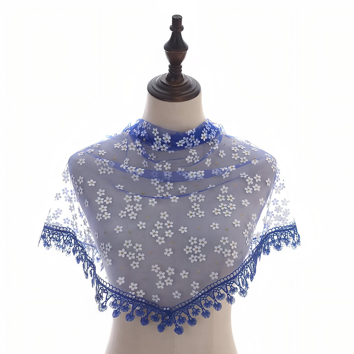 Foulard Triangle Dentelle portée sur mannequin - Beige Rosé - Bordeaux - Beige Clair - Blanc - Gris Clair - Corail - Noir - Fuchsia - Rose - Bleu Royal