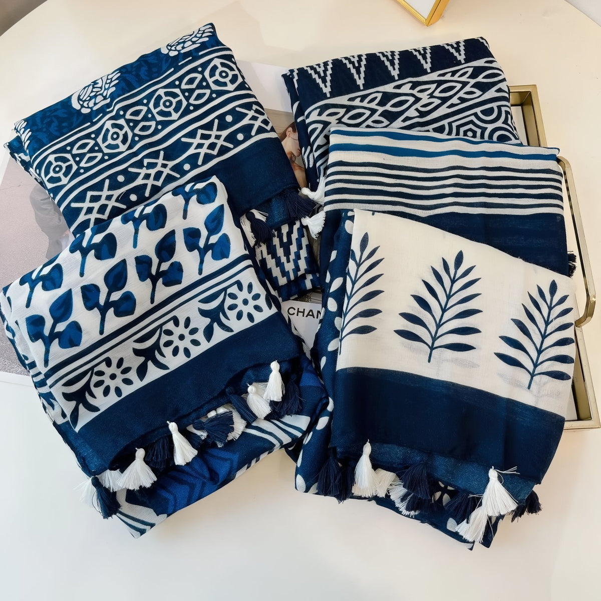 Grand Foulard Femme Bleu Marine et Blanc cinq foulards empilés - Bleu Marine Rayé - Bleu Nuit et Crème - Bleu Marine et Blanc - Bleu Cobalt - Bleu Sombre