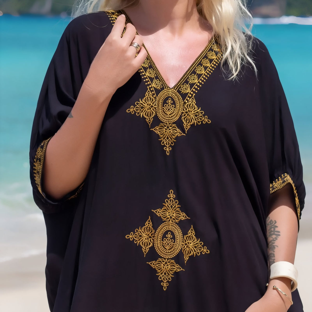 Longue Robe de Plage à Broderie Ethnique portée à la main - Noir - Blanc