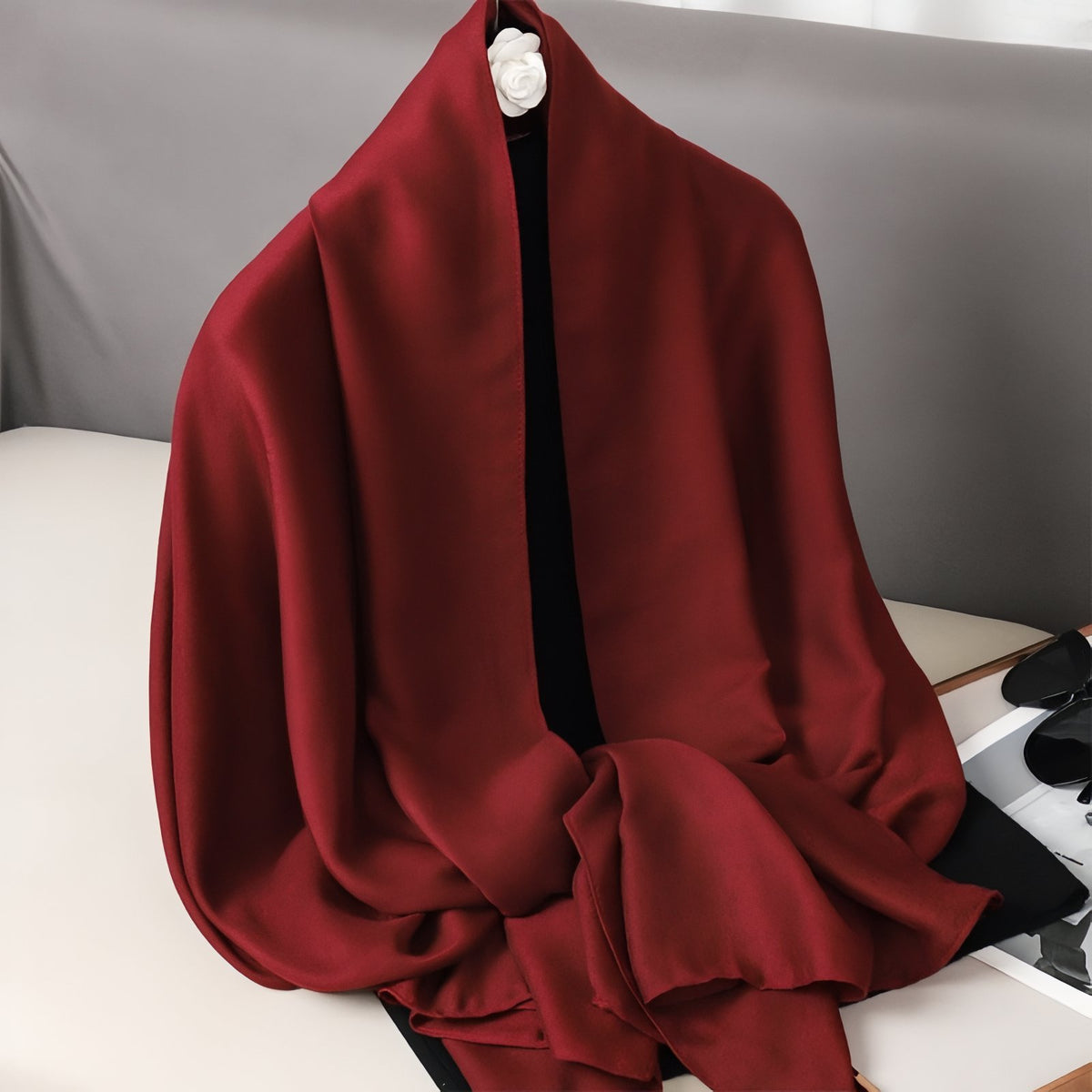 Etole Châle de Couleurs pour Mariage mise en scène sur canapé - Rose Poudré - Vert Émeraude - Vert Olive - Marron Chocolat - Rouge Cerise - Bordeaux et Cerise - Terracotta - Gris Ardoise - Rose Pâle - Beige - Blanc - Gris Clair - Bleu Pâle - Jaune Moutarde - Beige Sable - Corail - Noir - Beige Foncé
