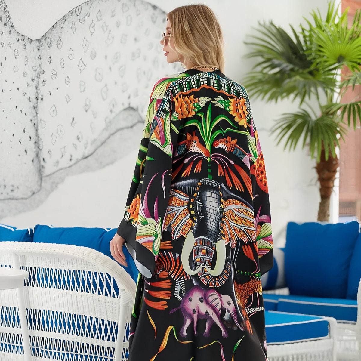 Long Kimono de Plage Large à Motifs Imprimés mise en scène avec modèle - Gris - Rouge - Vert