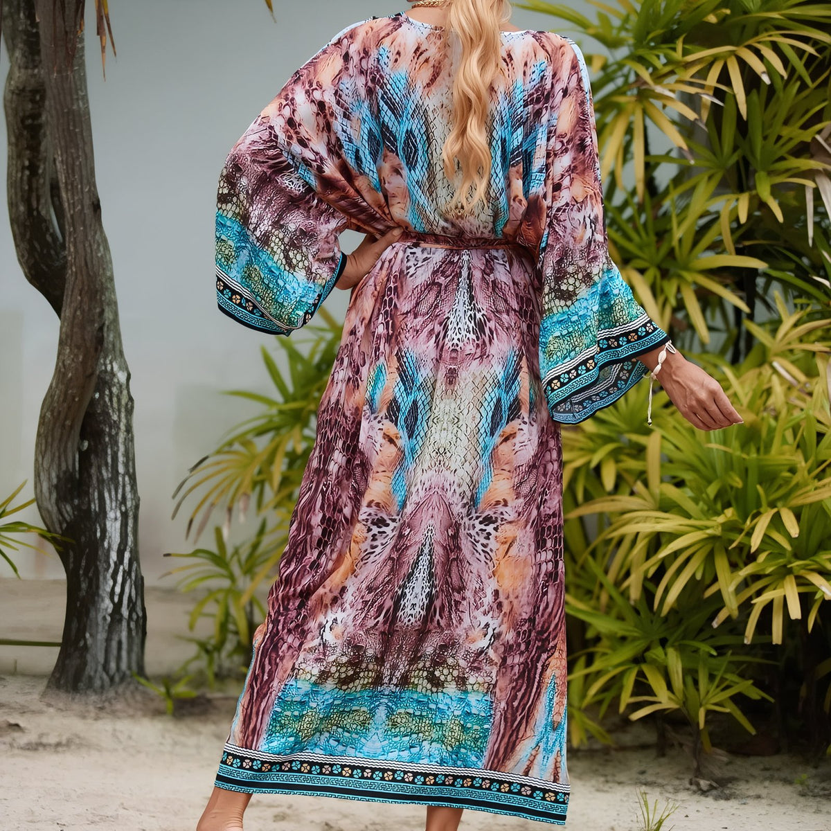 Kimono de Plage Grande Taille Imprimé Eté portée de dos - Paisley Coloré - Feuilles vertes - Beige - Multicouleurs - Bleu Azur - Turquoise - Aigle Sauvage - Noir - Formes géométriques - Rouge et Bleu - Fuchsia Tie Dye