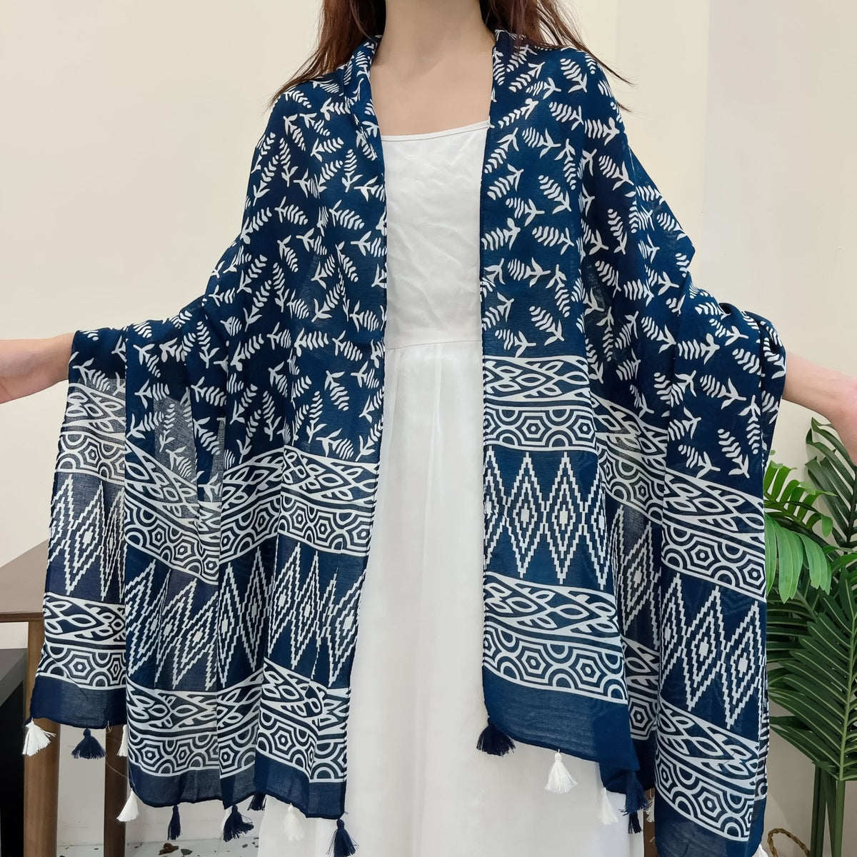 Grand Foulard Femme Bleu Marine et Blanc portée sur les épaules - Bleu Marine Rayé - Bleu Nuit et Crème - Bleu Marine et Blanc - Bleu Cobalt - Bleu Sombre