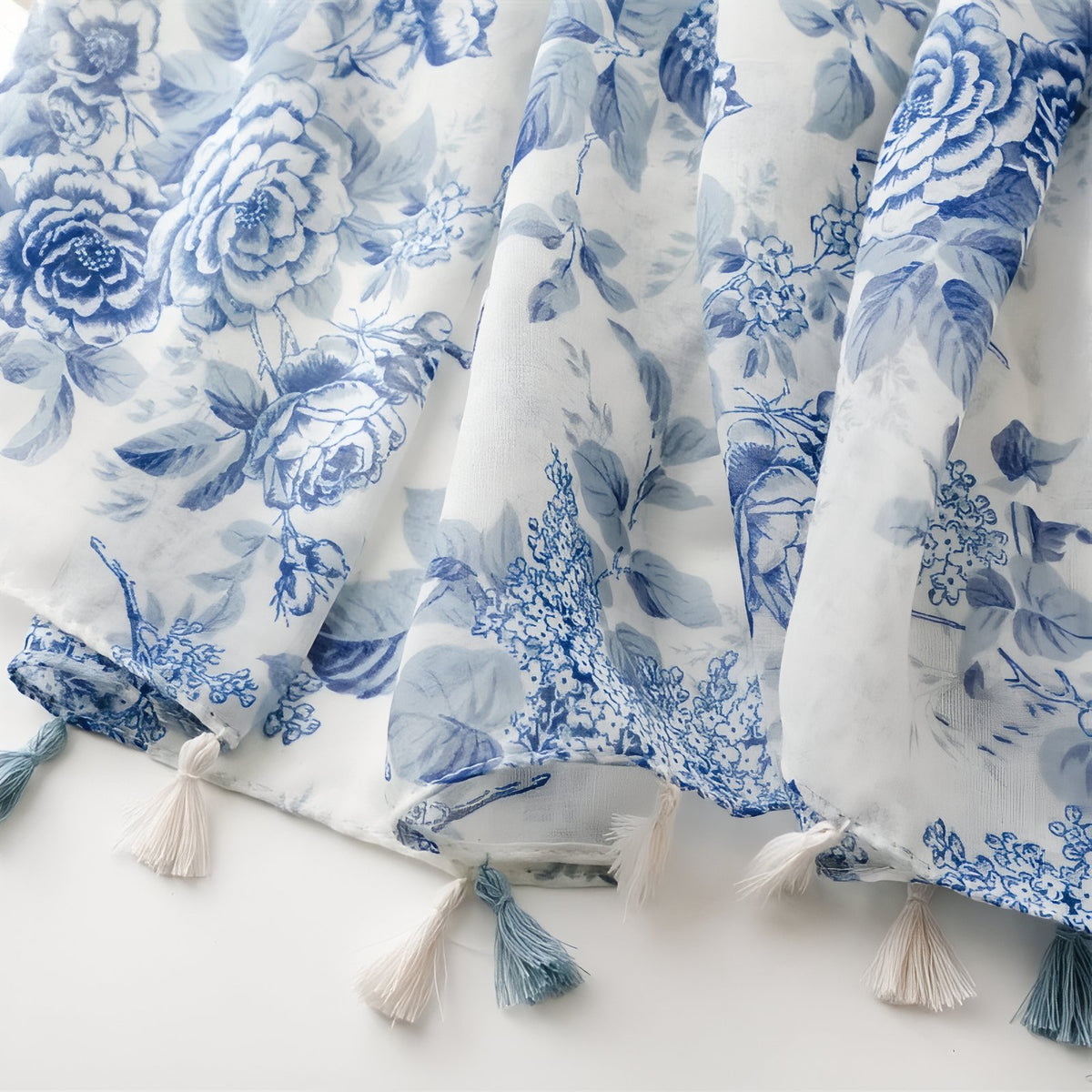 Chèche Bleu Fleuri détail des franges - Bleu Ciel et Blanc Crème