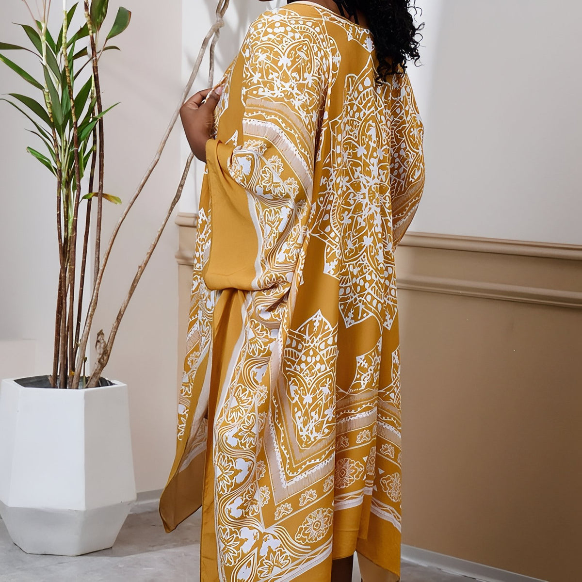 Kimono Court Vintage Ethnique portée de dos - Jaune - Vert - Rouge - Noir - Bleu