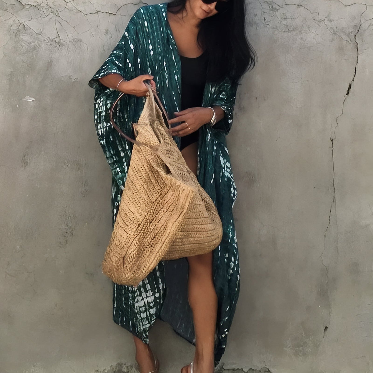 Kimono de plage Imprimé Ligné mise en scène avec sac - Noir - Vert Armée - Vert Intense - Bleu Marine - Bleu Ciel - Vert Emeraude - Bleu Cyan - Rouge - Jaune
