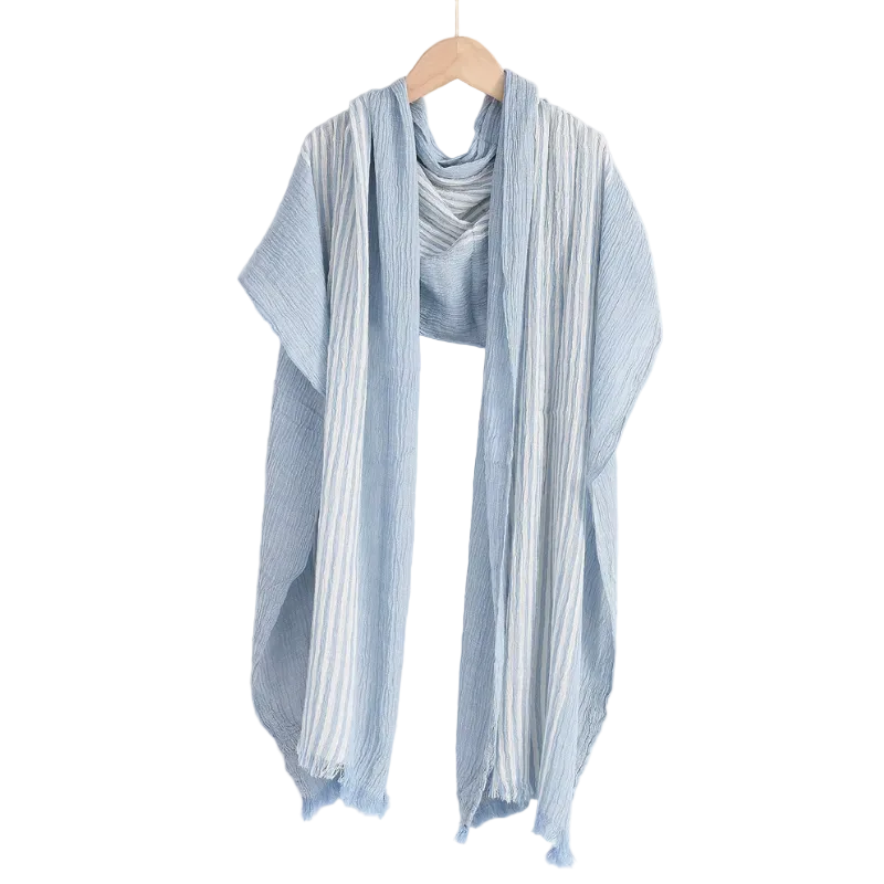 Chèche en Coton Froissé - coloris bleu ciel présenté sur cintre