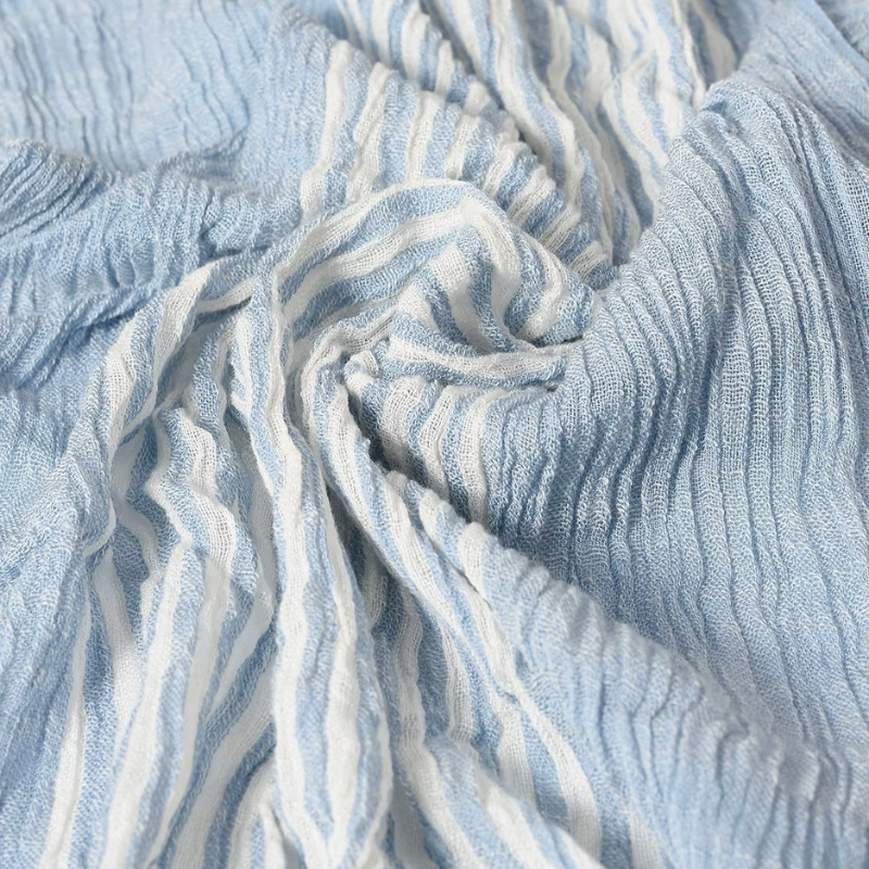 Chèche en Coton Froissé - détail texture coton froissé bleu ciel