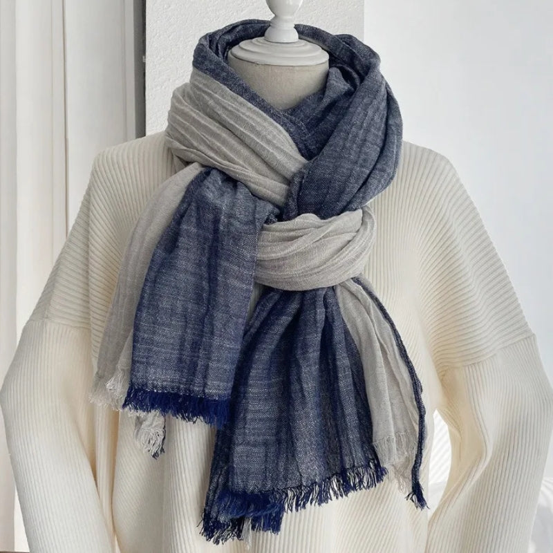 Chèche en Coton pour Homme porté sur buste - coloris beige et bleu nuit