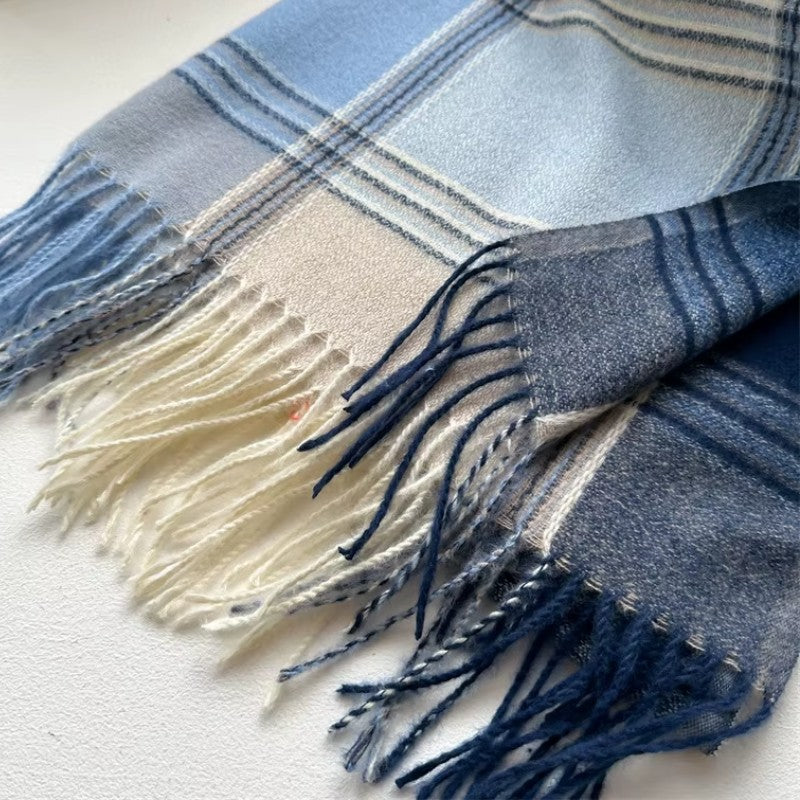 Détail des franges de l'écharpe plaid écossais bleu et crème