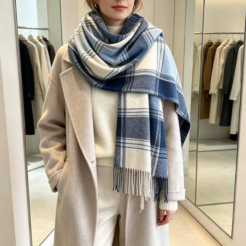 Femme portant l'écharpe plaid écossais bleu et crème devant un miroir