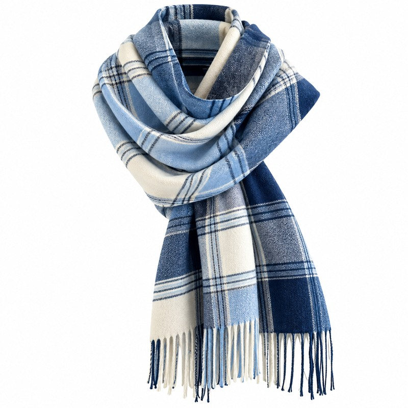 Écharpe plaid écossais bleu et crème à carreaux, nouée avec franges sur fond blanc