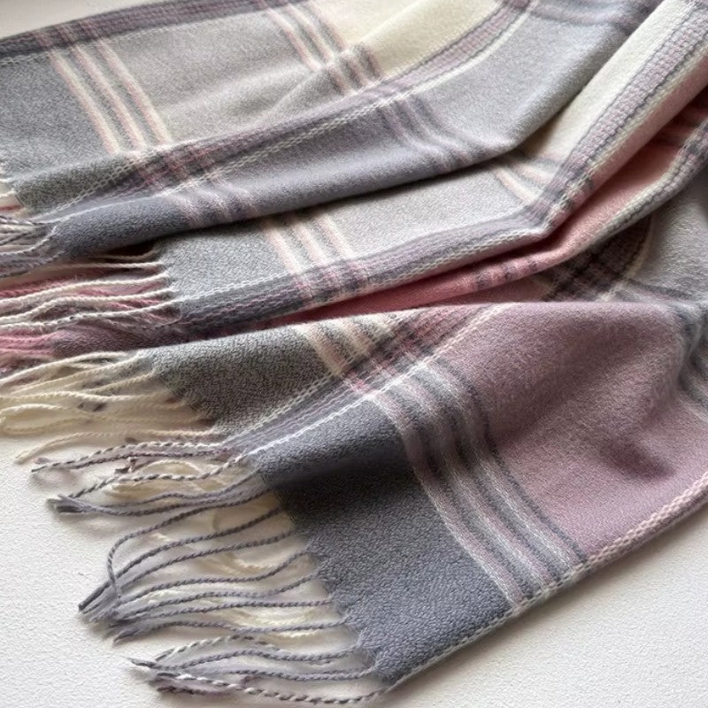 Détail des franges de l'écharpe plaid écossais rose et gris